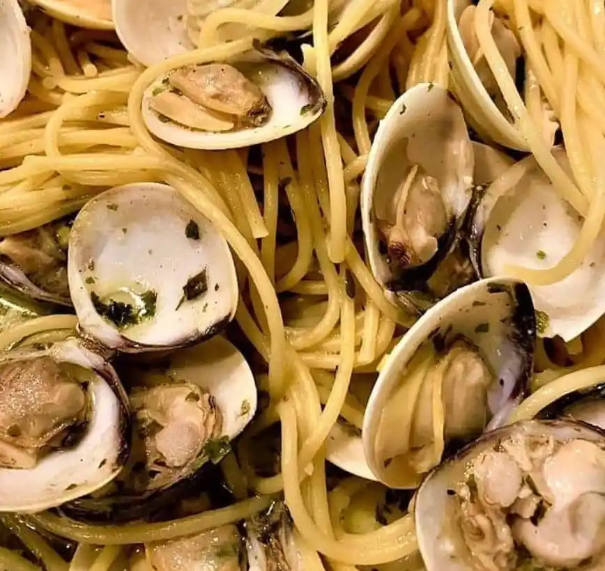 LEMON GARLIC LINGUINE WITH CLAMS